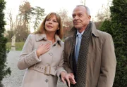 ARD STURM DER LIEBE FOLGE 1222, am Donnerstag um 15:10 Uhr im ERSTEN. Werner (Dirk Galuba, r.) berichtet der erfreuten Felicitas Strehle (Olivia Pascal, l.), dass sie wegen ihrer Haushaltshilfe nichts mehr zu befürchten hat.