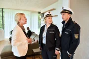 Marianne Genzgen (Barbara Magdalena Ahren, l.) sieht ungern die Ermittler Nele (Floriane Daniel, M.) und Pirmin (Simon Werdelis, r.) auf ihrem Charity-Empfang.