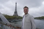 Leon Windscheid auf der Liebesschlösserbrücke Pont des Arts. Im Hintergrund das Wahrzeichen von Paris - der Eifelturm.