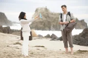 Bailey (Jenna Dewan) und John (Nathan Fillion) befinden sich in ihren Flitterwochen. Doch auf der Insel angekommen, werden sie massiv enttäuscht.