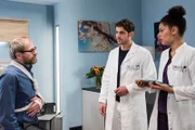 Weil Herr Kelsters Bruch operiert werden muss, bekommt er ein Bett. V.l.n.r. Theodor Kelster (Thomas Limpinsel), Dr. Niklas Ahrend (Roy Peter Link), Vivienne Kling (Jane Chirwa).