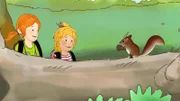 Conni und Anna entdecken ein Eichhörnchen.