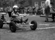 Etwa 100.000 Amateurfilmer drehten in der DDR unzählige Filmminuten auf 8mm, Super 8 oder sogar 16mm. Diese ganz privaten Zeugnisse der DDR-Kulturgeschichte erzählen - mal linientreu, mal harmlos, mal versteckt erotisch, mal subversiv vom Leben in der DDR.