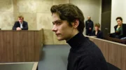 Carsten (Jens Albinus) beobachtet seinen Sohn Jonas (Valentin Mirow), während er aussagt. Clara (Emily Cox) und Maren (Marie-Lou Sellem) hören gespannt zu.