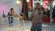 Eigentlich eine gute Idee: Wismarer Geschäftsfrauen lassen sich zugunsten notleidender Kinder für einen erotischen Kalender fotografieren. Imke Lentrup (Franziska Traub, l.) steht Modell, Linda Svensen (Beate Maes, r.) ist die Fotografin.