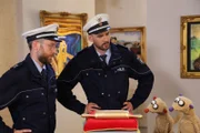 Jan & Henry haben sich im Sonderangebot neue Funkgeräte für ihr Detektivbüro gekauft. Beim Testen landen sie auf einer falschen Frequenz und belauschen zufällig einen Diebstahl.