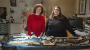 Turi King (l.) befragt Dr. Samantha Blatt (r.). Die Anthropologin hat die Knochen des rätselhaften Toten untersucht, von dem nur der Torso gefunden wurde.