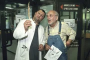 Mit Hilfe der gefundenen Feder erkennt der Tierarzt (Aykut Kayacik, l.), dass der "Kobold" im Garten von Peter (Peter Lustig, r.) ein Uhu sein muss.