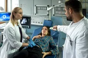 Dr. Julia Berger (Mirka Pigulla, l.) und Dr. Moreau (Mike Adler, r.) untersuchen die Studentin Frida Bäumer (Carolin Garnier, M.), die mit starken Bauchschmerzen ins Johannes-Thal-Klinikum eingeliefert wird.