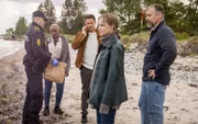 Iris (Sofia Helin, 2.v.r.) und Jens (Hĺkan Bengtsson, r.) sind nach Jütland gefahren, wo Hillevi unlängst in einem Hotel abgestiegen ist. Vor Ort arbeiten sie mit den dänischen Kripo-Kollegen Sören (Mads Korsgaard, M.) und Jasmine (Harriet Kyolaba, 2.v.l.) sowie einem weiteren Polizisten (Komparse, l.) zusammen.
