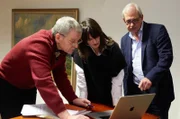 Die Strafverteidiger Regina Rick und Klaus Wittmann durchsuchen mit dem Rechtsmediziner Professor Klaus Püschel noch einmal die Akten im Fall Rupp. Alle drei sind sich sicher: Rudolf Rupp hat seinem Leben selbst ein Ende gesetzt.