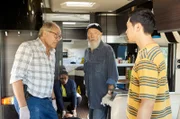 Im Wohnmobil vonElektriker Mario Matteses hat es wohl einen Kampf gegeben. die Rentnercops wollen die Nachbarn befragen. V.l.n.r.  Klaus Schmitz (Hartmut Volle),  Dr. Lara Krüger (Dela Dabulamanzi, im HG.), Reinhard Bielefelder (Bill Mockridge), Hui Ko (Aaron Lee), Leiche Mario (Komparse)