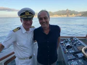 Rio de Janeiro in Brasilien. Einfahrt nach Rio - Kapitän Elmar Mühlebach und Restauranttester Christian Rach auf der Brücke.