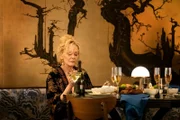 Deborah (Jean Smart) greift zu drastischen Mitteln und erpresst Marty, um ihre Showtermine zu sichern. Doch Marcus ist außer sich vor Wut – er hat andere Pläne für Deborahs Karriere.