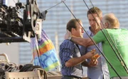 Während einer Sendung wird Radiomoderator Bobby Raines Opfer eines Bombenanschlags. Steve (Alex O'Loughlin, M.) und Danny (Scott Caan, l.) machen sich auf die Suche nach dem Täter und bekommen dabei Hilfe von dem New Yorker Ex-Cop Tony (James Caan, r.) ...