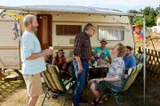 Team Wolle feiert den Lottogewinn, doch Klaus will alle mit aufs Präsidium nehmen. V.l.n.r. Wolfgang „Wolle“ Schmidt (Thomas Limpinsel), Klaus Schmitz (Hartmut Volle), Dieter Schwarz (Uke Bosse), Peter Abel (Jonas Baeck), Camper (Komparsen, im HG.)
