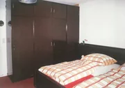 Nach dem Mord an dem Ehepaar hat der Täter das Bett und den Schrank überstrichen, um mögliche Spuren zu verwischen.