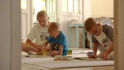 Kinder Kuschnirenko am spielen im neuen bereitgestellten Haus.