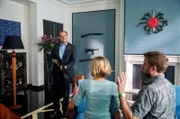 Nach einer Idee von Harald Schmidt Was in aller Welt hat Wolfram (Uwe Ochsenknecht) mit dem Gewehr vor? Constanze (Lena Dörrie, Mi.) und Bernd (Nils Dörgeloh, re.) fühlen sich erwischt und fürchten das Schlimmste.