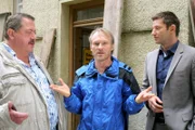 Die Rosenheim-Cops (Igor Jeftic und Joseph Hannesschläger) befragen Stephan Spierer (Robinson Reichel). Hatte er ein Motiv, seinen Vermieter umzubringen?