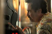 Der berühmte Radiomoderator Bobby Raines (Dennis Miller) wird während einer Sendung Opfer eines Bombenanschlags. Das Five-O Team beginnt sofort mit den Ermittlungen ...