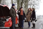Gerade als Bamberger mit seiner Ente liegen bleibt, kommen die Landfrauen vorbei. Von links: Monika Vogl (Christine Reimer), Roland Bamberger (Horst Kummeth), Landfrau Gabi (Manuela Furtner) und Landfrau Katharina (Martha Hoffmann).