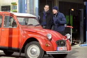 Bamberger ist hin und weg von der alten Ente. Von links: Mike Preissinger (Harry Blank) und Roland Bamberger (Horst Kummeth).