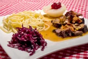 Die Hauptspeise: Rehkeule mit geräuchertem Speck und Pfifferlingen, Preiselbeer-Birne, Spätzle und feinem Rotkraut.