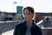 Iris (Sofia Helin) kehrt vorübergehend nach Stockholm zurück, um als Zeugin an den Ermittlungen zum Tod ihres Lebensgefährten Christian mitzuwirken.