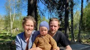 Tova, Mathias und der kleine Ivar leben als Selbstversorger mitten im Wald. Ohne Strom, Heizung oder fließendes Wasser.