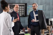 Herr Kelster wollte sich nur die Beine vertreten, ist aber im Ärztezimmer gelandet. Berger und Vivi haben ihn 'erwischt'.