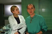Beruflich sind die Gerichtsmediziner Dr. Robert Kolmaar und Dr. Judith Sommer bereits wieder ein gutes Team. Doch privat wahren die beiden zunächst einmal Distanz.