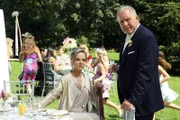 Die Hochzeitsfeier ist noch in vollem Gange. Doch auch Erich Höflinger (Harald Krassnitzer, r.) und seine Frau Johanna (Sissy Höfferer, l.) ahnen, dass der Braut ihres Sohnes etwas zugestoßen sein muss.