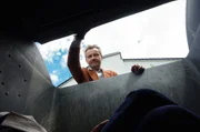 Manuel Teich (René Heinersdorff, r.) schaut in die Mülltonne. Dort sieht er den toten Martin Turm liegen.