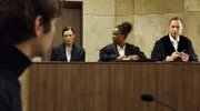 Jonas (Valentin Mirow) sagt aus. Leonie (Paula Kober), Adèle (Denise M'Baye), Staatsanwalt (Edmund Telgenkämper)