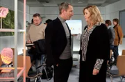 Sarah Marquardt (Alexa Maria Surholt, vorn re.) und Richard Noll (Heikko Deutschmann, vorn li.) haben der Presse (Komparsen im Hintergrund) erfolgreich das Bioprinting-Exzellenzzentrum der Sachsenklinik vorgestellt. Nun hat Richards permanente Anwesenheit in der Klinik ein Ende und das ist auch gut so. Sarah, die sich gegen die immer stärker werdenden Gefühle für den Vater ihres Freundes wehrt, verabschiedet sich und will das Kapitel zuschlagen.