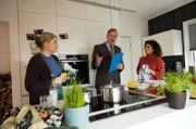Der Einzug des Pflegekindes von Miriam (Christina Petersen, li.) und Rieke (Liza Tzschirner, re.) steht kurz bevor. Die beiden müssen nur noch einen Hausbesuch von Jens Grabenhorst (Stephan Grossmann, mi.), dem Leiter des Jugendamts, meistern. Miriam ist guter Dinge, war er doch erst kürzlich Patient in der Sachsenklinik und steht Miriam sehr positiv gegenüber.