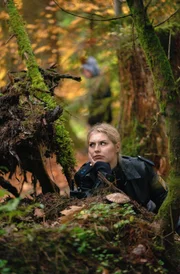 Caro (Sarah Thonig) wartet im Wald auf den Wilderer.