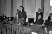 Frauen setzten sich früh für die Vision eines vereinten Europas ein. So Ursula Hirschmann, europäische Föderalistin der ersten Stunde. Nach ihrer Flucht vor den Nationalsozialisten wirkte sie 1941 am radikalen Manifest von Ventotene mit, das als Geburtsurkunde der Europäischen Union gilt. Ihre Überzeugung: Nur die Überwindung der Nationalstaaten kann weitere Weltkriege verhindern. - Die EU-Pionierin Marga Klompé bei der Sitzung der neuen niederländischen Regierung 1956 - als erste Frau in den Niederlanden übernahm sie ein Ministeramt.
