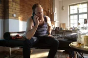 Dr. Kai Hoffmann (Julian Weigend) wird von einem Anruf der Klinik aus seinem Delirium geweckt.