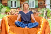 Die Frau des zweiten Opfers, Mia Jahic (Simone Hanselmann), rückt als Chefin nach, schottet die Gemeinschaft weiter ab und ist nur wenig hilfreich bei den Ermittlungen.
