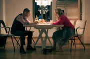 Sarah Marquardt (Alexa Maria Surholt) sucht nach Feierabend ihren Kollegen Dr. Kaminski (Udo Schenk) auf, um den Streit vom Morgen beizulegen.