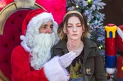 Nein danke! – Audrey hat mit diesem Weihnachtsmann eine viel größere Rechnung offen.