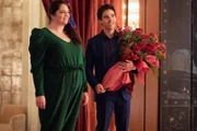 Jimmy (Paul W. Downs) und Kayla (Megan Stalter) betreten Deborahs Garderobe, um ihr zu gratulieren, und geraten mitten in einen Streit, der bereits völlig eskaliert.