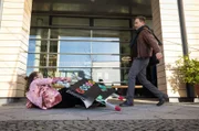 Dr. Kai Hoffmann (Julian Weigend, re.) hat festgestellt, dass seine Uhr weg ist. Sofort ahnt er, dass der Zauberkünstler Robin Engels (Hardy Punzel, li.) dafür verantwortlich ist, dem Kai kurz zuvor als "Freiwilliger" zur Verfügung stand. Als Kai ihn stellen will, ergreift Robin die Flucht und stürzt.