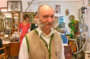 Friseurmeister Willi Dörr in seinem Friseurmuseum in Altlußheim.