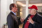 Nach einer Idee von Harald Schmidt Kraftpaket Heiner Castro (Bernd Stegemann, re.) teilt Wolfram (Uwe Ochsenknecht) mit, dass er die geplante Freiburger Inszenierung nun doch lieber nicht macht.