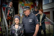Das linksautonome Zentrum, die Rattenburg, wurde von der Polizei ausgehoben. Hans (Bruno F. Apitz, r.) bringt Ira (Emma Drogunova, l.) zum Streifenwagen.