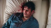 Moritz Muhl (Tilman Strauß) wacht morgens verletzt und voller Blut in einem Hotelbett auf und hat keine Ahnung, was ihm zugestoßen sein könnte.
