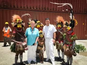 Kreuzfahrtdirektorin Manuela Bzdega und Kapitän Robert Fronenbroek empfangen am Hafen von Port Moresby, Papua Neuguinea Abgesandte des Huli Stamms.